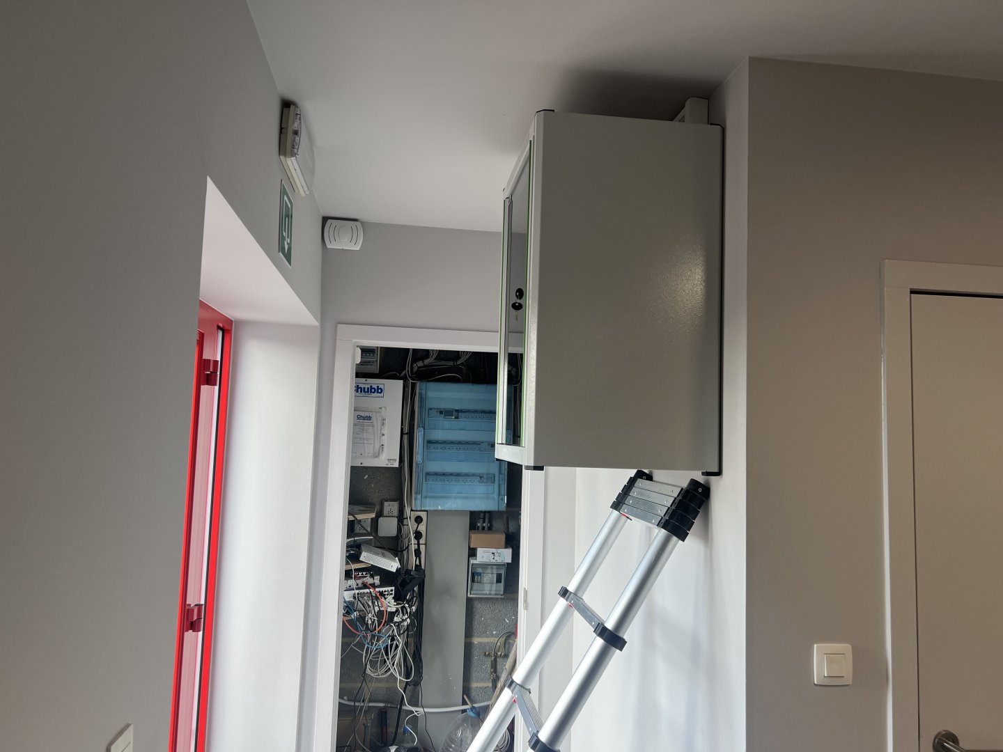 Installation d’une baie murale et équipement audiovisuel