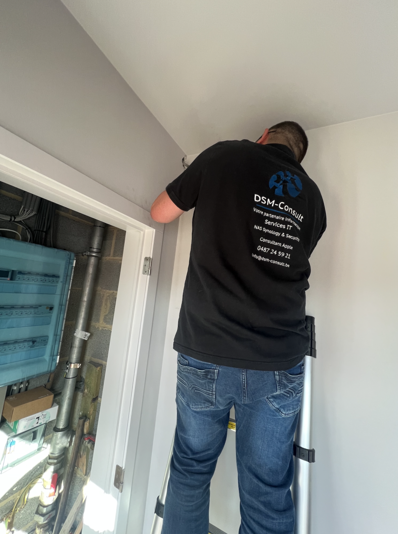 Installation d’une baie murale et équipement audiovisuel