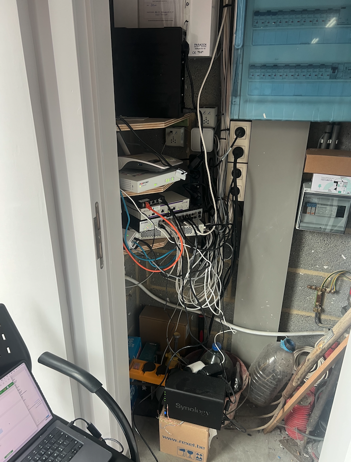 Installation d’une baie murale et équipement audiovisuel