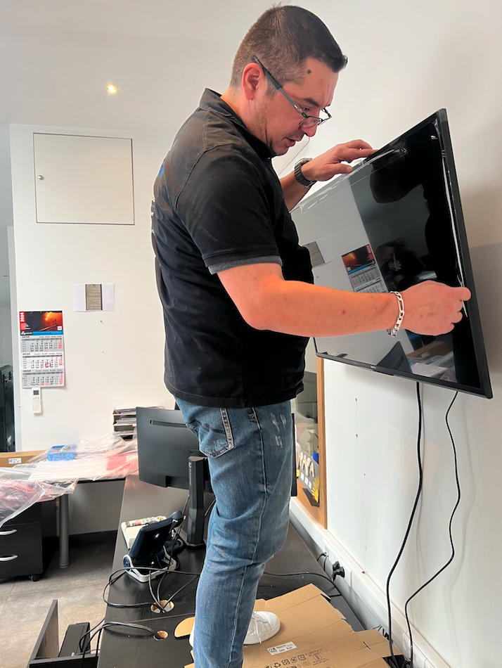 Installation d’une baie murale et équipement audiovisuel