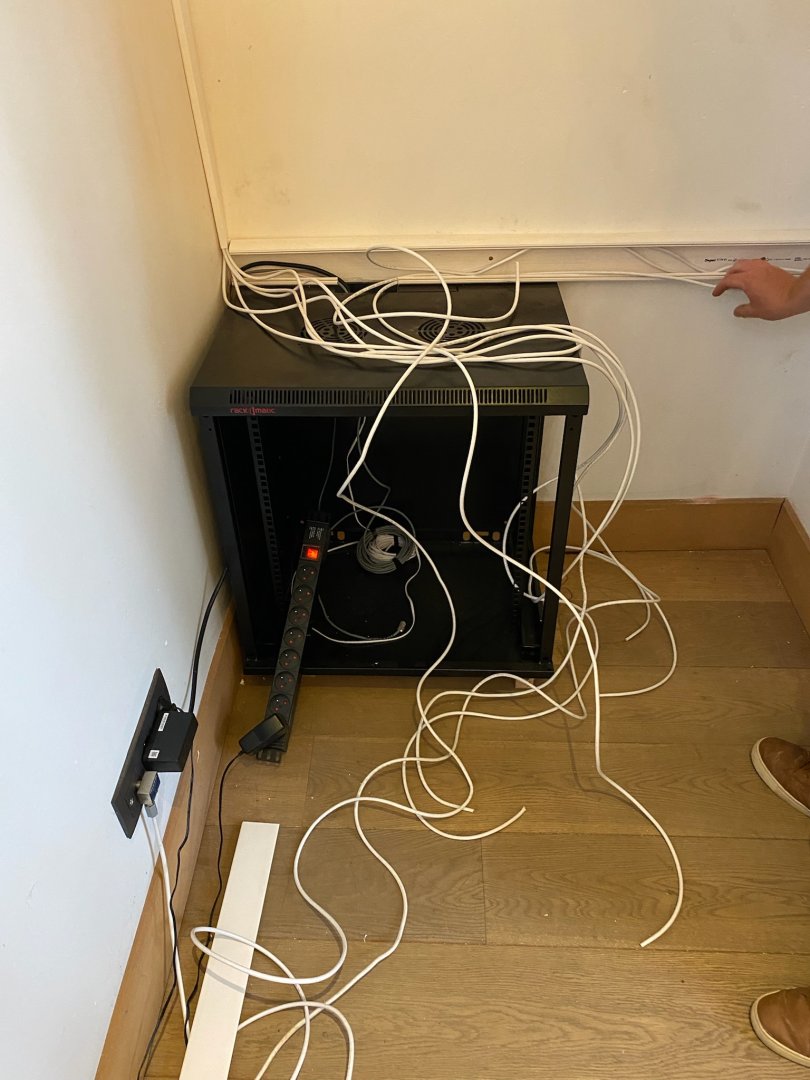 Installation d’une baie réseau mobile et de caméras IP