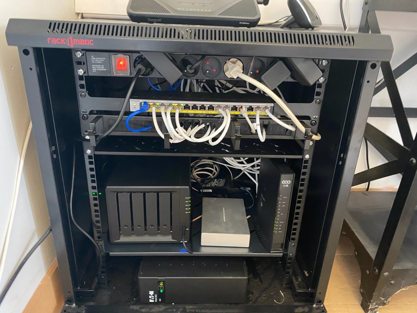 Installation d’une baie réseau mobile et de caméras IP