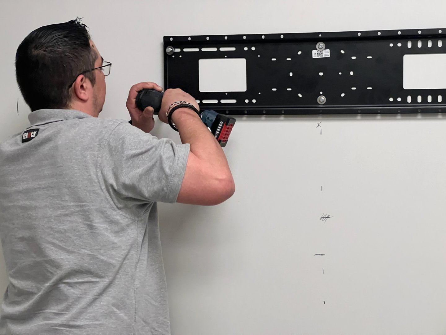 Installation d’un écran professionnel en salle de réunion