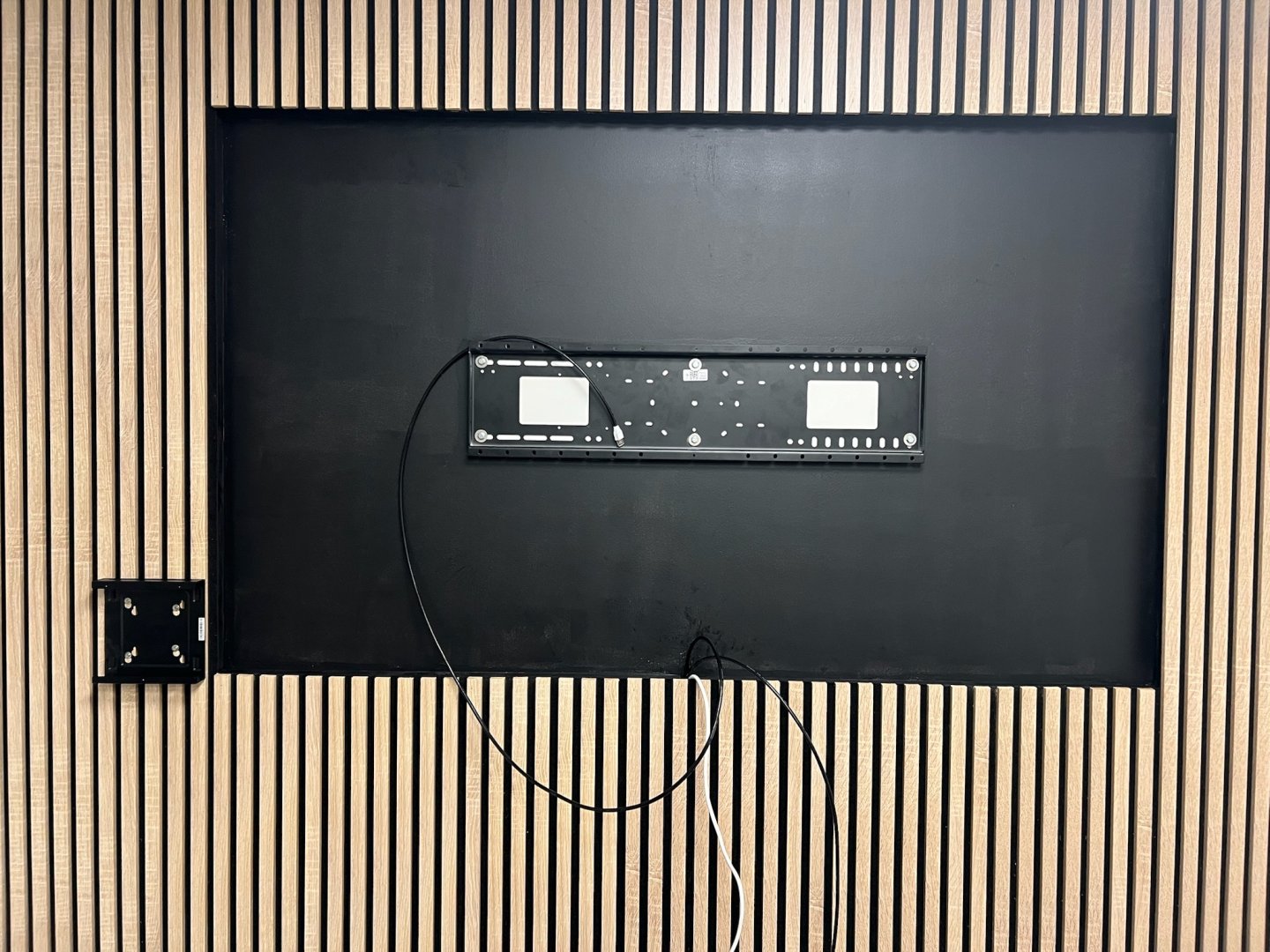 Installation d’un écran mural et intégration des équipements IT