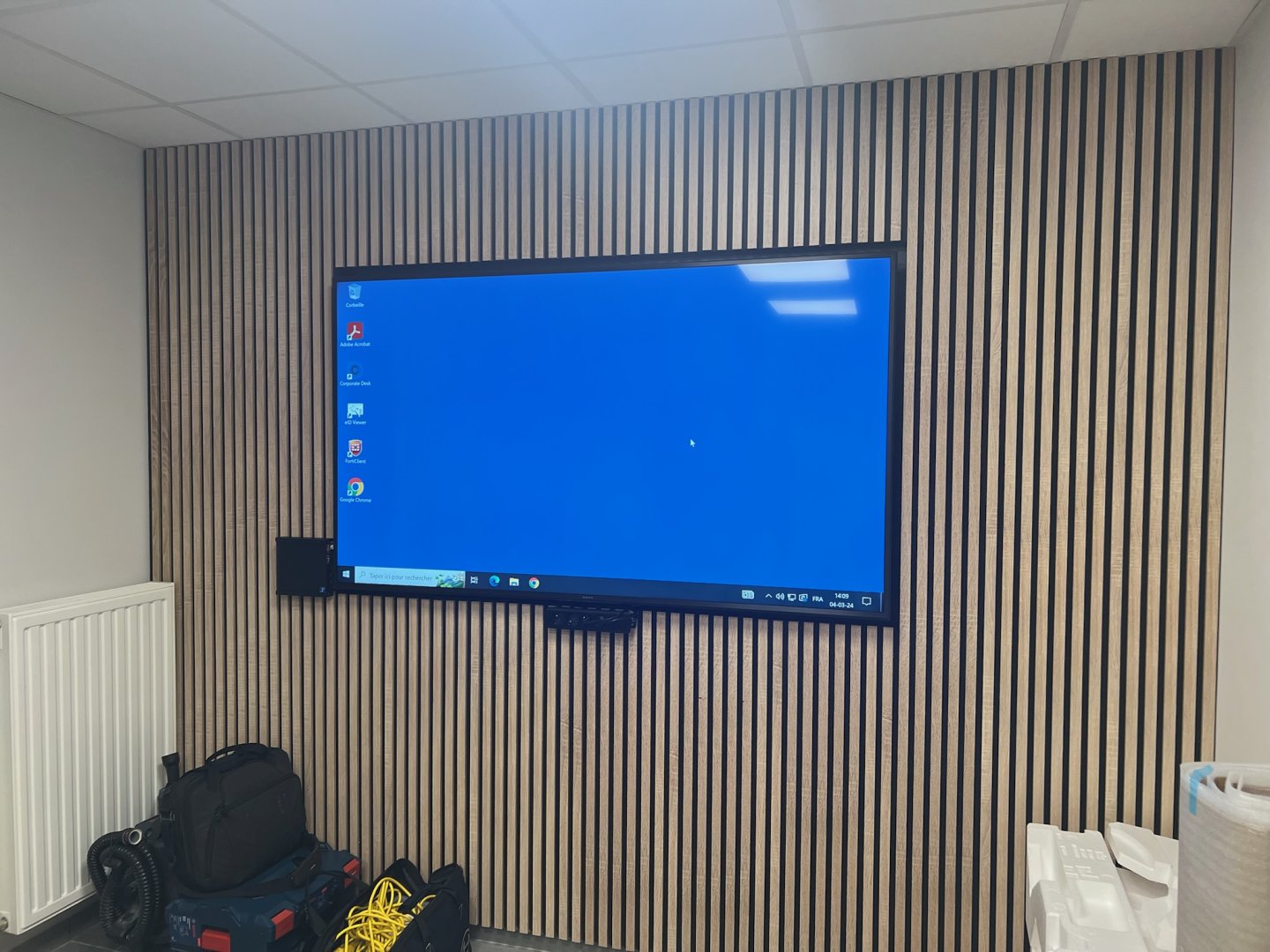 Installation d’un écran mural et intégration des équipements IT