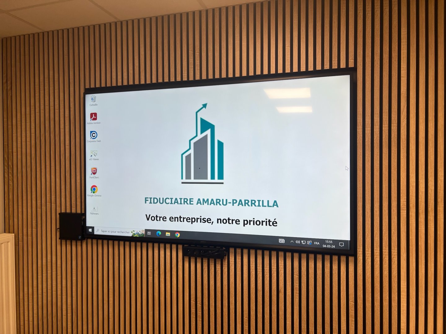 Installation d’un écran mural et intégration des équipements IT